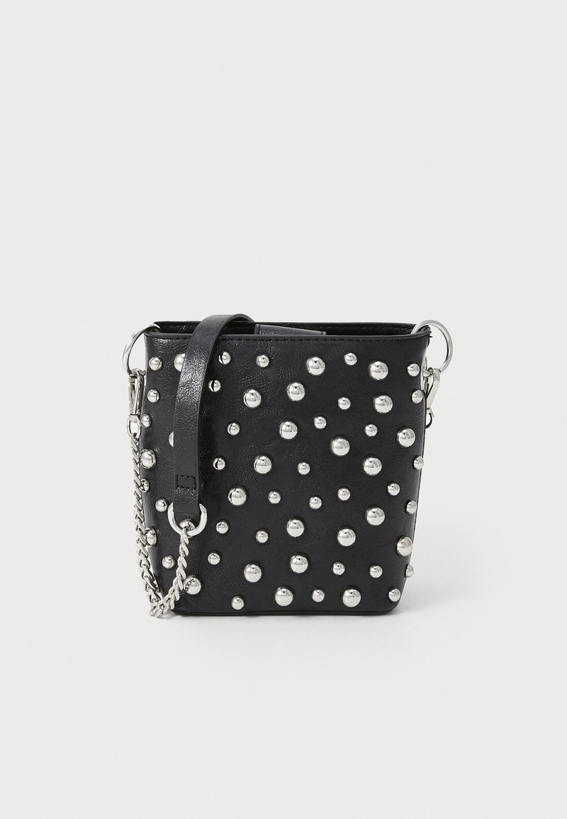 Borsa a secchiello nera in pelle con borchie argentate, tracolla a catena e manico laterale. Texture liscia con un design piccolo e strutturato.