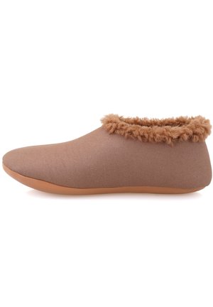 Chaussons marron doux avec une surface lisse et une bordure en fourrure moelleuse autour du col. Dotés d'une semelle souple et légère.
