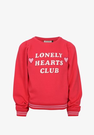 Rode trui met lange mouwen en geplooide schouders, witte geruite manchetten en de tekst "Lonely Hearts Club" met roze hartgrafieken op de voorkant.