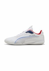 Hvide sneakers med perforeret overdel, blå og røde accenter, strømlinet design, snørebåndslukning og tekstureret gummisål for godt greb.