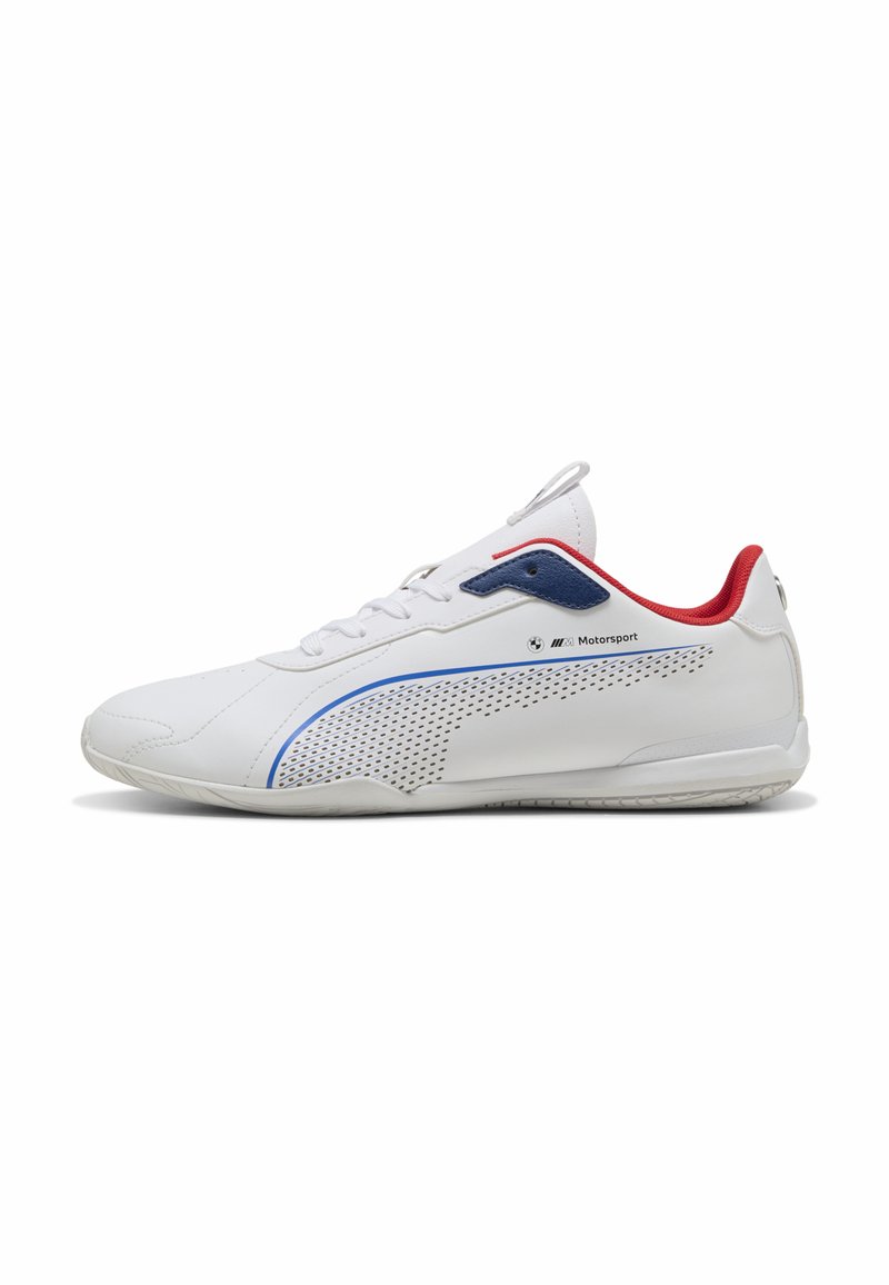 Hvide sneakers med perforeret overdel, blå og røde accenter, strømlinet design, snørebåndslukning og tekstureret gummisål for godt greb.