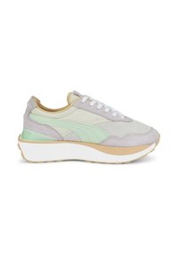 Vue latérale d'une chaussure de sport beige et vert clair avec des lacets blancs, une tige en mesh et en daim, et une semelle épaisse blanche et beige.