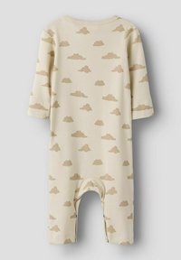 Kremowy niemowlęcy kombinezon z ribbingu z długimi rękawami i wzorem jasnobrązowych chmur na całej powierzchni, pokazany z tyłu.