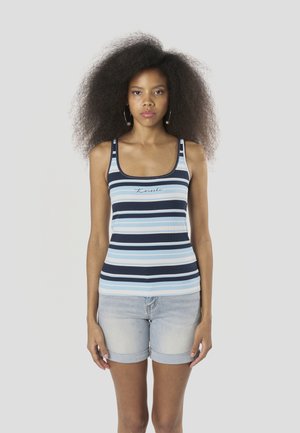 Oprijet top z dolgimi trakovi v modri, mornarsko modri in svetlo modri barvi; rebrasta tekstura; kvadratni izrez; na sprednji strani ima logotip "Kenshi"; kombiniran z jeans kratkimi hlačami.