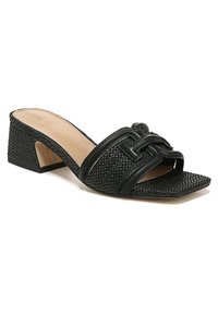 Zwarte heeled slide sandal met geweven textuur, twee brede banden met een decoratieve lus en een lage blokhak. Glad interieur.