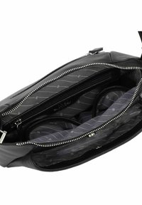 Interior de un bolso de mano de cuero negro que presenta un bolsillo con cremallera, un forro texturizado y múltiples compartimentos diseñados para la organización.