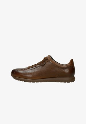Sneaker in pelle marrone con lati testurizzati, punta arrotondata e lacci. Suola in gomma flessibile e dettagli di design minimal.