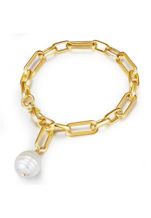 La pulsera de cadena de metal dorado presenta eslabones alargados, con un colgante de perla irregular blanca adjunto. Textura suave, acabado brillante.