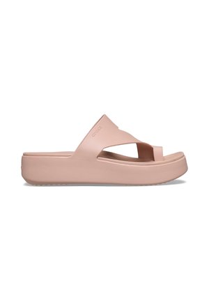 Sandale à plateforme rose clair avec une large bride croisée et une boucle pour l’orteil, en matériau caoutchouté lisse.