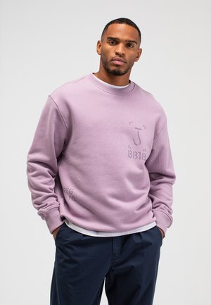 Lavendelkleurige katoenen sweatshirt met geribbelde ronde hals, lange mouwen en oversized pasvorm. Voorzien van merkprints op de borst en zijkant.