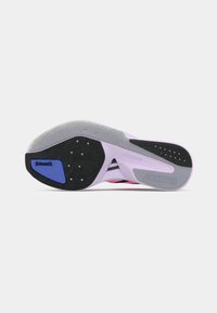 Semelle de chaussure de course avec une bande de roulement noire, bleue et grise, arborant une accroche Continental et une marque Adizero sur un fond blanc.