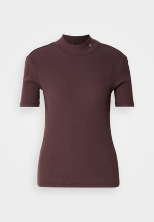 Top corto a maniche corte color bordeaux con collo alto, superficie liscia e un delicato dettaglio logo sul colletto.