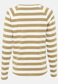 Chemise à manches longues à rayures horizontales blanches et beige, encolure bateau, design simple et décontracté vue de dos.