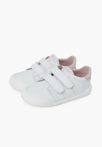 Bottines en cuir blanc avec des accents roses, dotées de deux sangles Velcro ajustables et d'une semelle en caoutchouc texturé. Bout arrondi et design minimaliste.