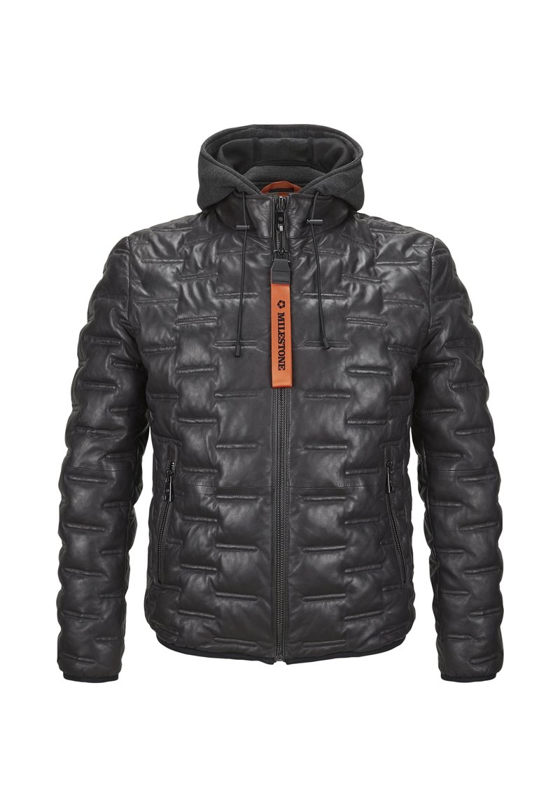 Schwarze Lederjacke mit einem gestepp-ten Design, Reißverschluss vorne und einer abnehmbaren grauen Kapuze. Verfügt über ein oranges Markenlabel und seitliche Taschen.