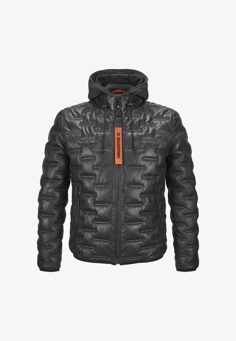 Schwarze Lederjacke mit einem gestepp-ten Design, Reißverschluss vorne und einer abnehmbaren grauen Kapuze. Verfügt über ein oranges Markenlabel und seitliche Taschen.