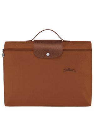 Trousse de voyage rectangulaire marron avec fermeture éclair, rabat en cuir avec bouton-pression et petit logo d'un cheval et d'un cavalier sur le devant.