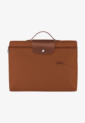 Braune rechteckige Reisetasche mit Reißverschluss, Lederklappe mit Knopfverschluss und kleinem Logo eines Pferdes und Reiters vorne.