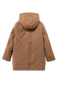 Cappotto in pile marrone con cappuccio, caratterizzato da un design dritto, maniche lunghe e dettagli cuciti, presentando una texture liscia e morbida.