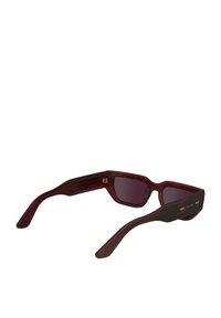 Occhiali da sole rossi traslucidi con forma angolare, lenti scure e steli eleganti con un accento argento che presenta il marchio "Calvin Klein".