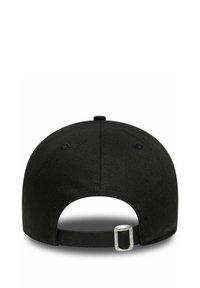 Gorra negra con visera curva, textura de tela, correa ajustable en la parte trasera y detalle de clasp metálico.