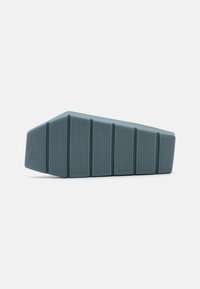 Wedge di gomma blu a forma di cuneo con superficie grip testurizzata, suddiviso in sette sezioni verticali, posizionato su uno sfondo bianco.