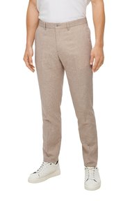 Lichtbruine geruite broek van geweven stof, met een rechte pasvorm, platte voorkant en zijzakken, gecombineerd met witte sneakers.