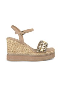Sandalia de cuña con parte superior de ante beige, plataforma de yute trenzado y una tira decorativa con gemas en tono dorado. Incluye correa ajustable para el tobillo.