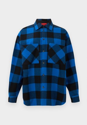 Camicia in flanella a quadri blu e nera con design a bottoni, due tasche anteriori e colletto classico. Tessuto morbido, vestibilità rilassata.