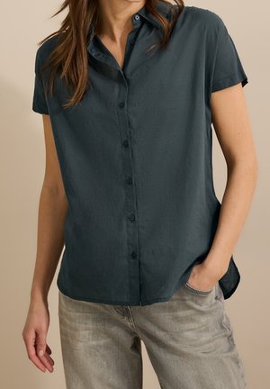 Camisa de manga corta color azul marino oscuro con cuello abotonado, confeccionada en tela ligera, con un ajuste relajado y una textura sutil.