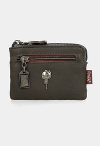 Billetera de cuero gris con un acabado texturizado. Cuenta con un bolsillo con cremallera con un charm de plata y un cierre adicional con cremallera en la parte superior.