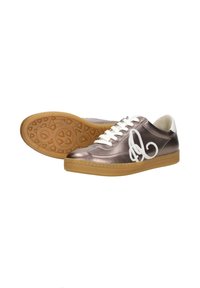 Metalen bronzen sneakers met witte veters en geborduurd logo. Rubberen zool met een gemusterde loopvlak. Gladdere bovenmateriaal.
