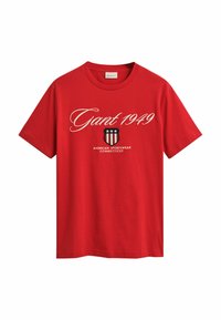 Rotes Baumwoll-T-Shirt mit dem Schriftzug "Gant 1949" in weißer Schrift, dazu ein Wappen-Grafik und "American Sportswear Connecticut" darunter.