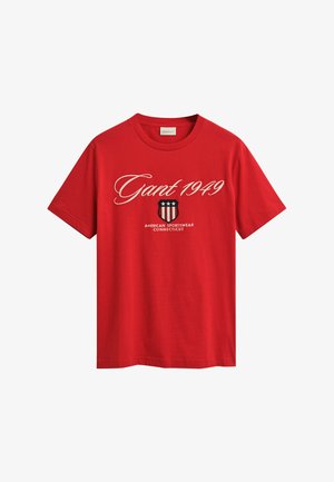 Rotes Baumwoll-T-Shirt mit dem Schriftzug "Gant 1949" in weißer Schrift, dazu ein Wappen-Grafik und "American Sportswear Connecticut" darunter.