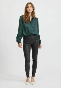 VILA VIELLETTE - Nööpidega pluus - darkest spruce