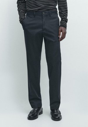 - Spodnie materiałowe