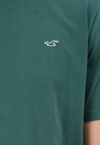 Hollister Co. ICON CREW - T-shirt básica - green