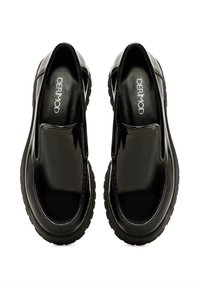 Scarpe slip-on nere con finitura lucida in vernice, punta rotonda e suola in gomma spessa. All'interno presentano il marchio "DERMOD" in bianco.