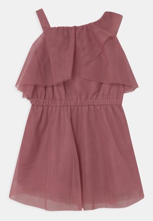 Robe sans manches rose poussiéreux avec une bretelle unique, un volant asymétrique en superposition et une ceinture élastique, réalisée en tissu transparent à couches.