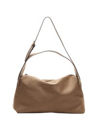 Beige Leder Schultertasche mit gewellter Form, langem verstellbarem Tragegurt und dezenten Stitching-Details, ausgestattet mit einem Reißverschlussverschluss oben.