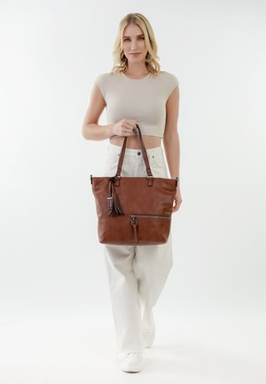 Borsa a tracolla in pelle marrone con scomparto con zip, dettaglio con frange e doppio manico, caratterizzata da una texture liscia e una forma strutturata.