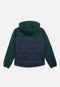 Jakna s kapuljačom izrađena u dizajnu blok boja s tamnozelenim i mornarskoplavim panelima, prošivenom teksturom i elastičnim manšetama za udobno pristajanje.