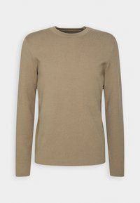Maglione lavorato a maglia beige, collo a giro, maniche lunghe, texture morbida, design aderente, senza motivi o accenti prominenti.