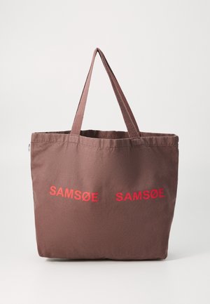 Sac fourre-tout en tissu marron avec deux anses et texte rouge « SAMSØE SAMSØE » imprimé sur le devant.