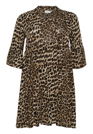 Robe imprimée léopard en beige et noir, en tissu léger, manches trois-quarts, design évasé, avec un ourlet à volants et un détail de col.