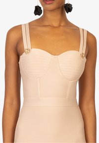 Nacktes, figurbetontes Kleid mit gerippter Textur, mit Knochen verstärktem Oberteil und dekorativen, mit Juwelen verzierten breiten Trägern. Elegantes Design und strukturierte Form.