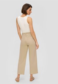 s.Oliver BLACK LABEL REGULAR FIT  - Stoffhose - beige