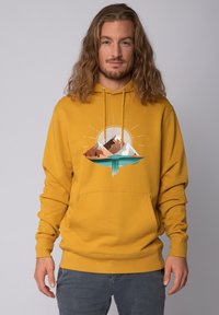 Geel hoodie met een vooropdruk van bergen en een zon, voorzien van trekkoorden en een kangoeroezak. Van een katoenmix.