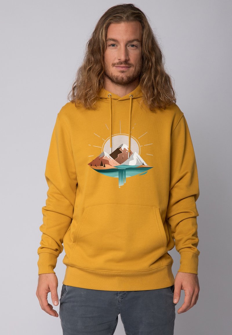 Geel hoodie met een vooropdruk van bergen en een zon, voorzien van trekkoorden en een kangoeroezak. Van een katoenmix.