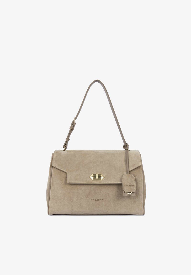 Sac à main en suède beige Lancaster Paris avec fermoir doré, bandoulière réglable et étiquette assortie sur fond blanc uni.